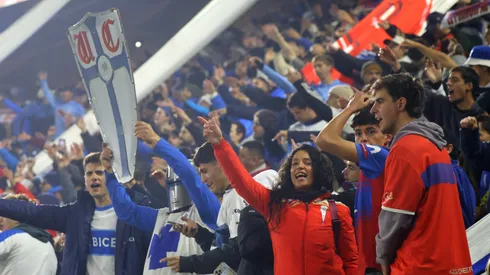 Los hinchas de Católica se quieren lucir en el clásico.