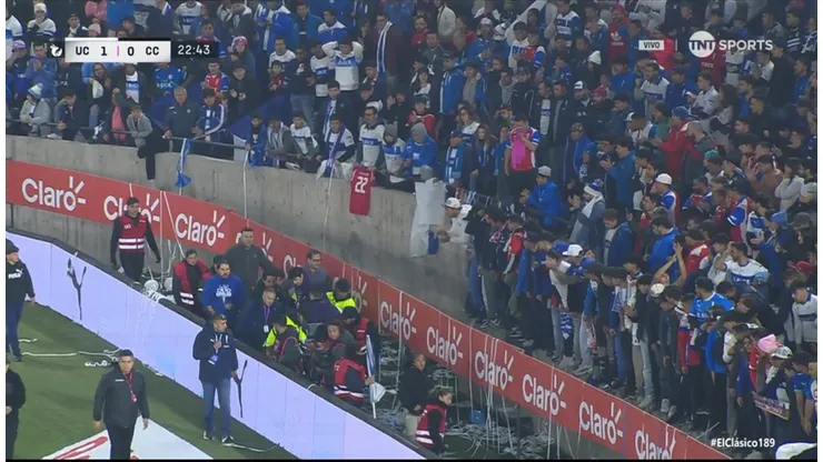 El hincha de la UC tuvo que ser retirado del estadio