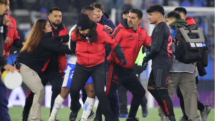 Empujones y golpes fueron protagonistas tras el partido.