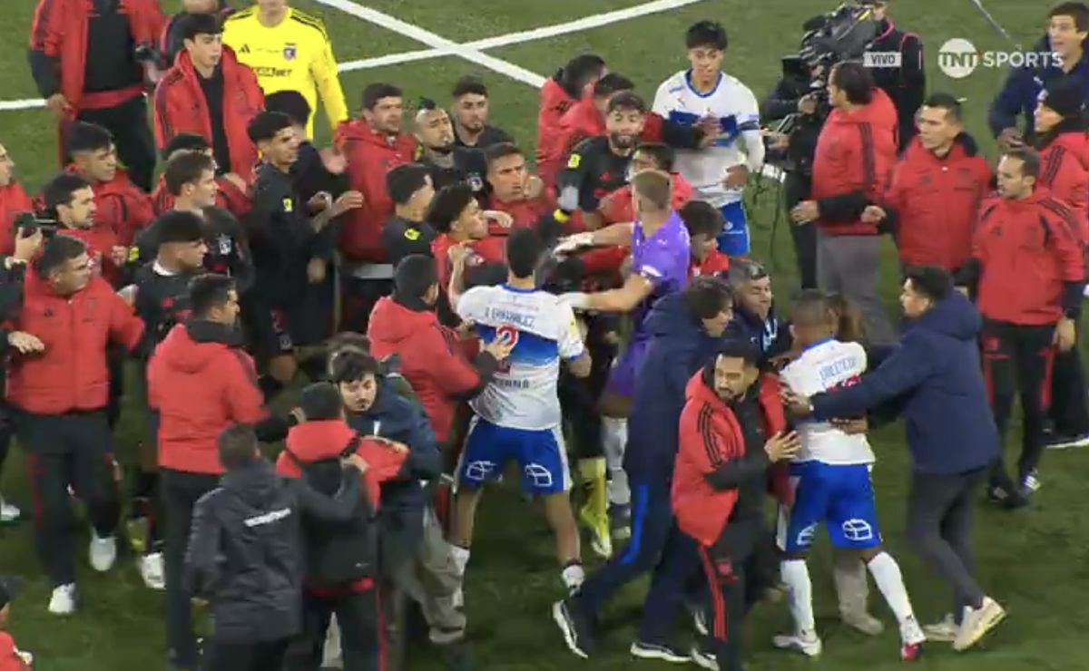 Vicente Bernedo repartió golpes: enorme pelea al final del clásico U. Católica vs Colo Colo