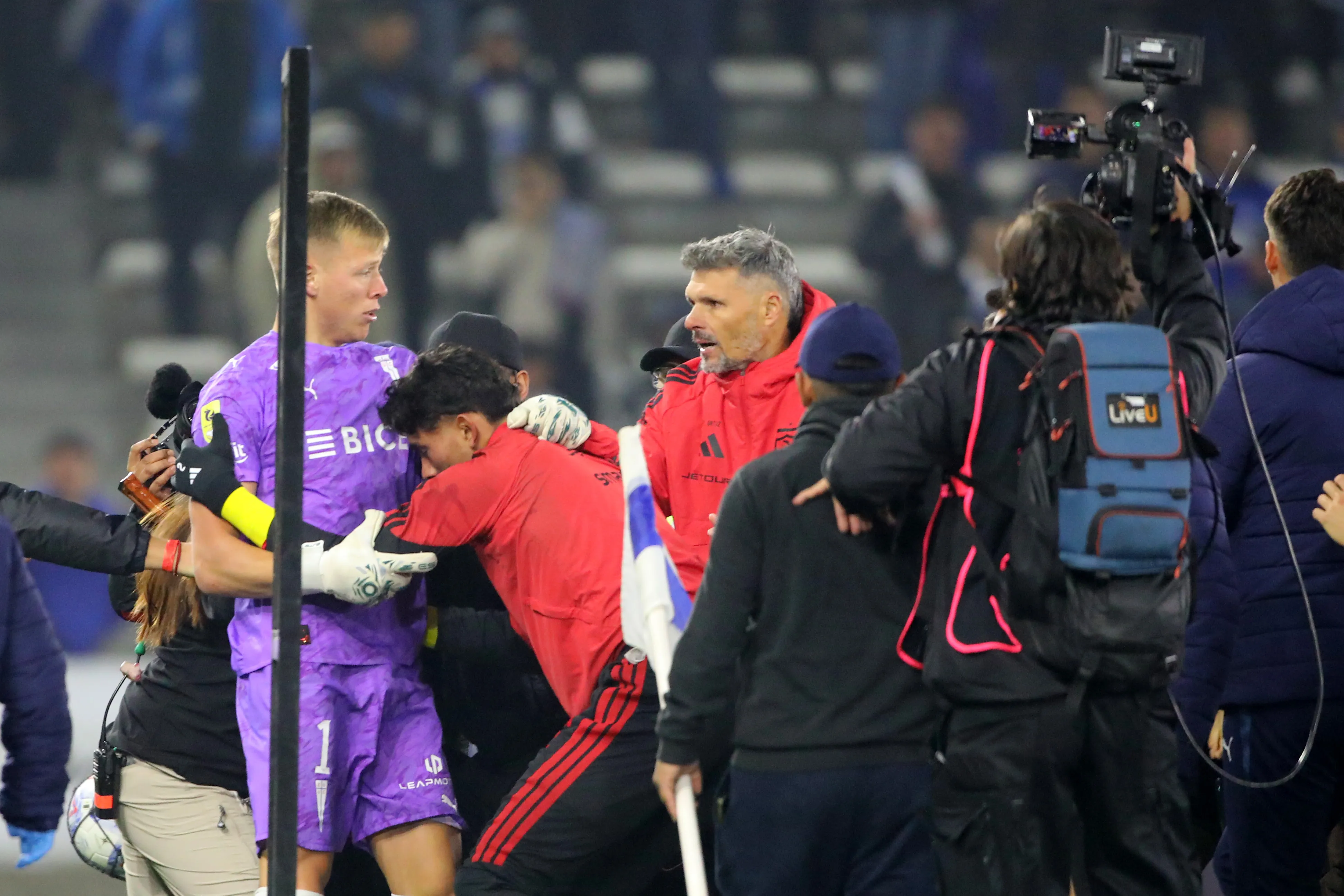 Los jugadores tuvieron que ser separados en el clásico. Foto: Jonnathan Oyarzun/Photosport