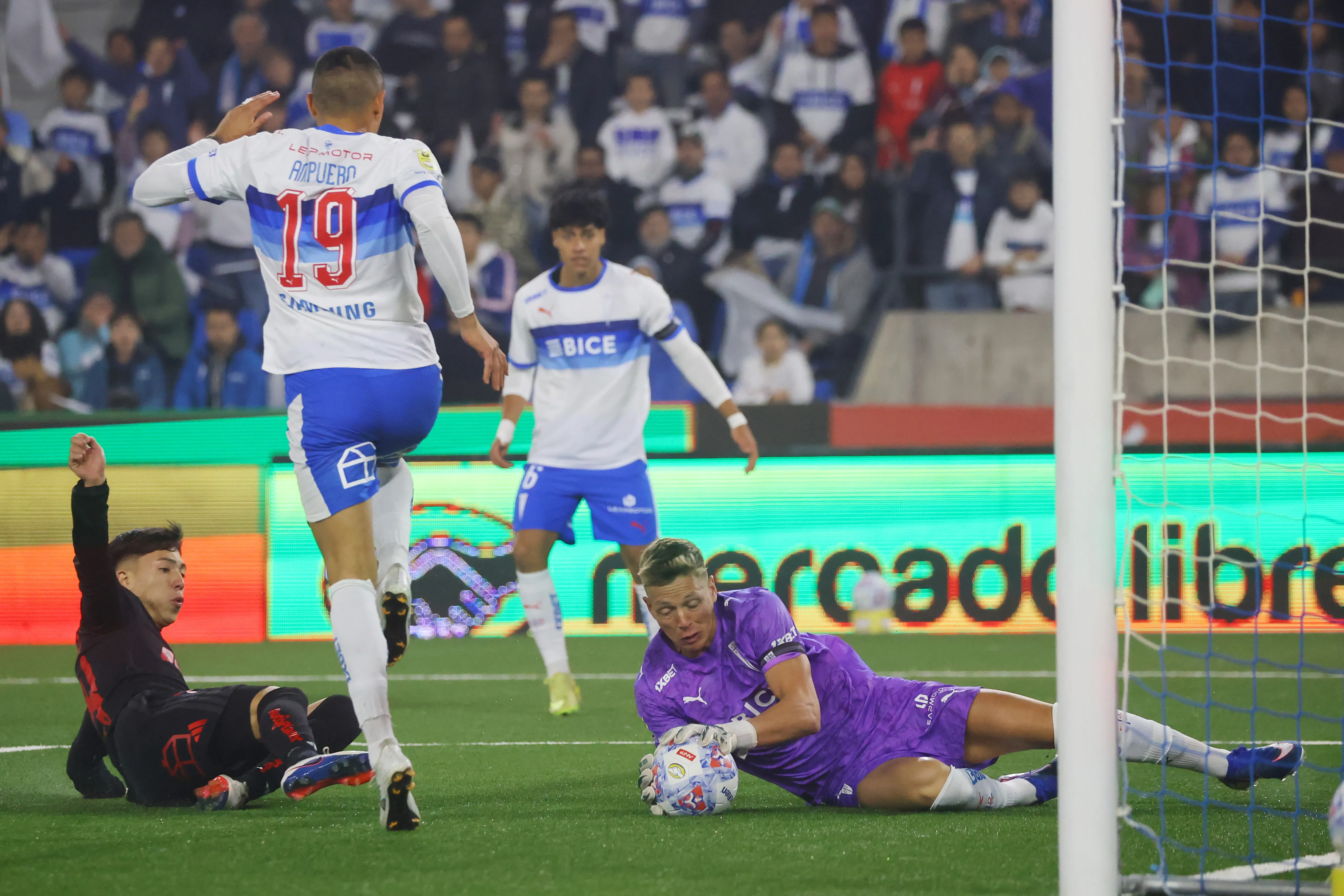 Vicente Bernedo fue protagonista dentro y fuera de la cancha en el clásico. Foto: Jonnathan Oyarzun/Photosport
