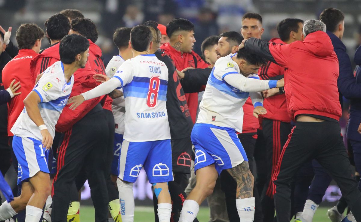 Gonzalo Jara adelanta quiénes son los cuatro expulsados tras pelea entre la UC y Colo Colo