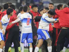 Gonzalo Jara avisa que caliente final del clásico deja 4 expulsados