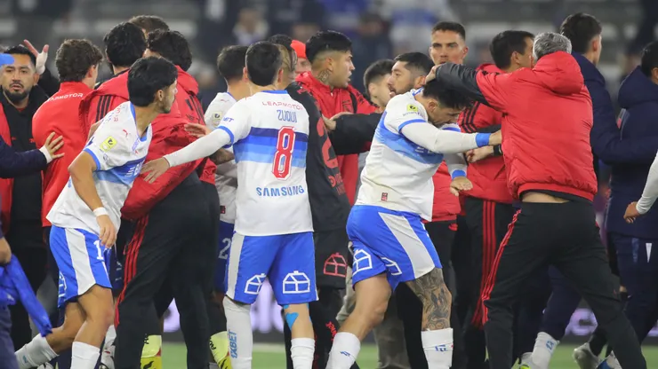 El duelo en el Claro Arena terminó con polémica.