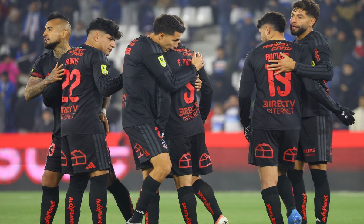 Jonathan Villagra le regaló su camiseta de Colo Colo a periodista de TNT Sports