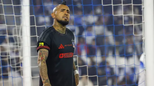 Arturo Vidal cometió un error en el inicio del partido entre la UC y Colo Colo.