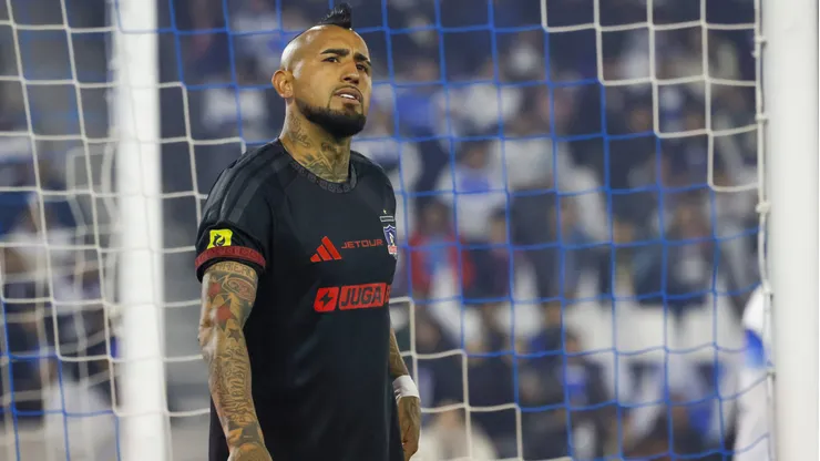 Arturo Vidal cometió un error en el inicio del partido entre la UC y Colo Colo.