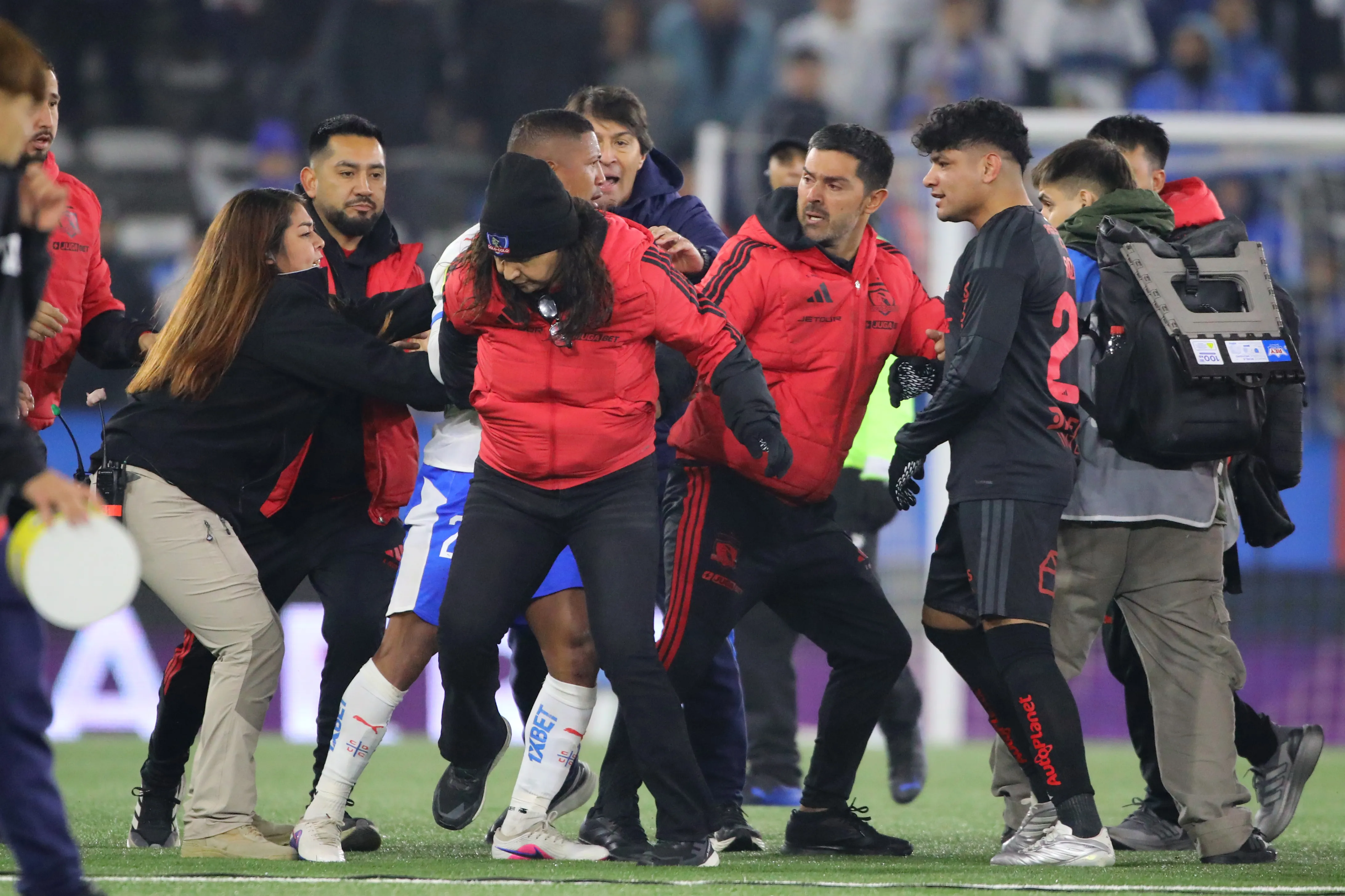 Parte de la pelea en el Claro Arena. Foto: Jonnathan Oyarzun/Photosport
