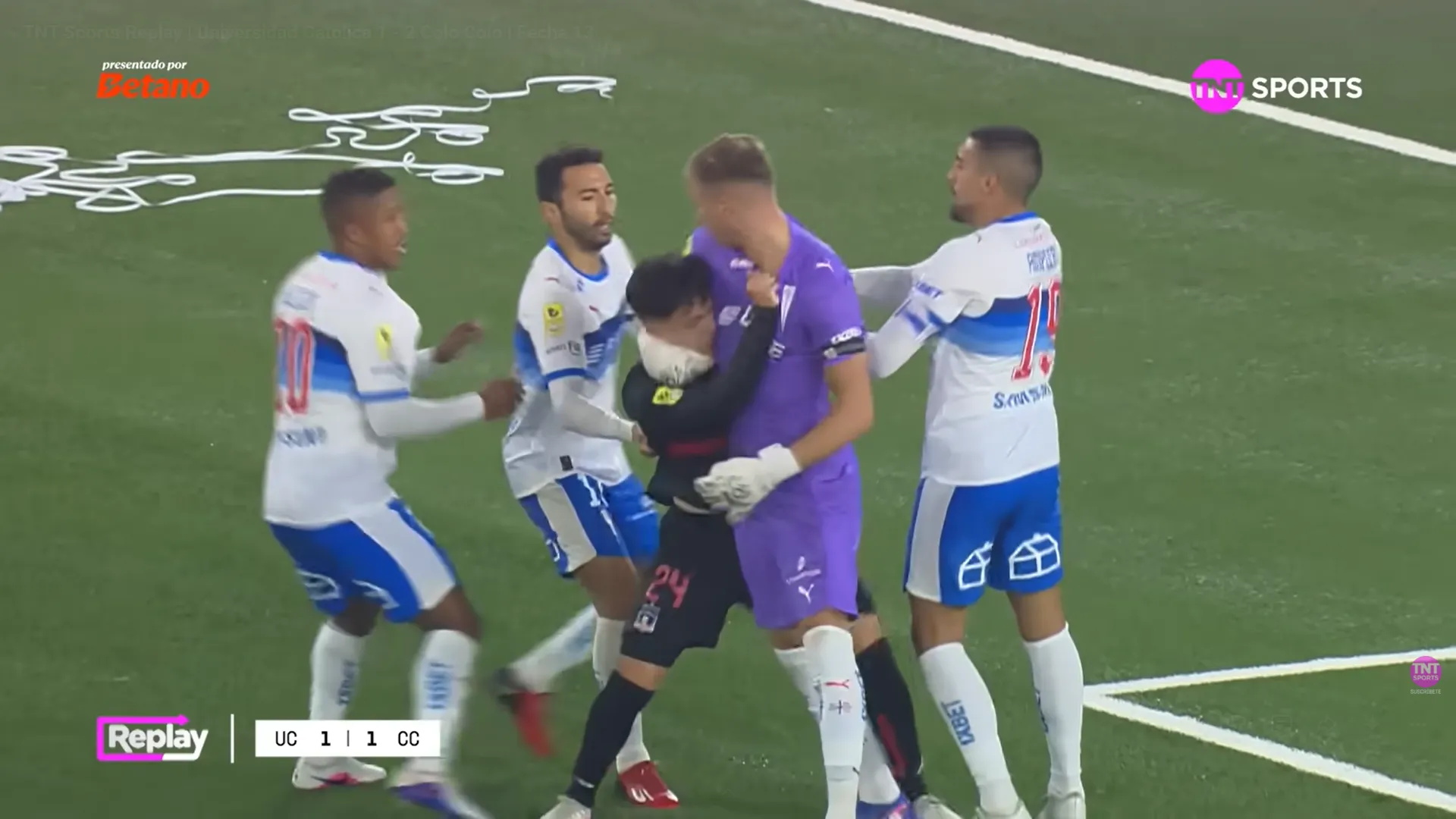 Vicente Bernedo agarra a Leandro Hernández. Mientras tres de sus compañeros intentan frenarlo. (Captura TNT Sports).