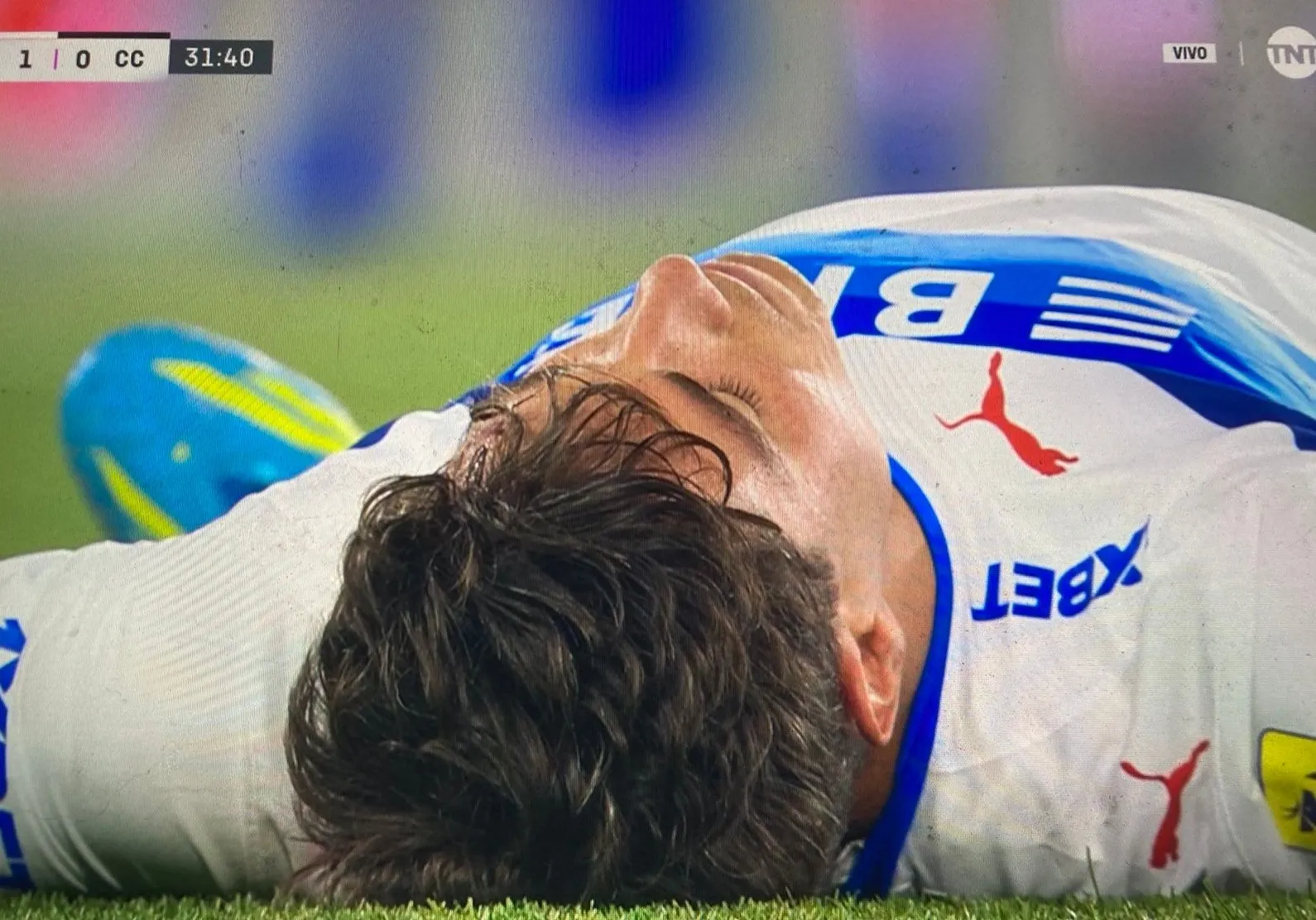 Montes en el piso tras un choque con un jugador de Colo Colo