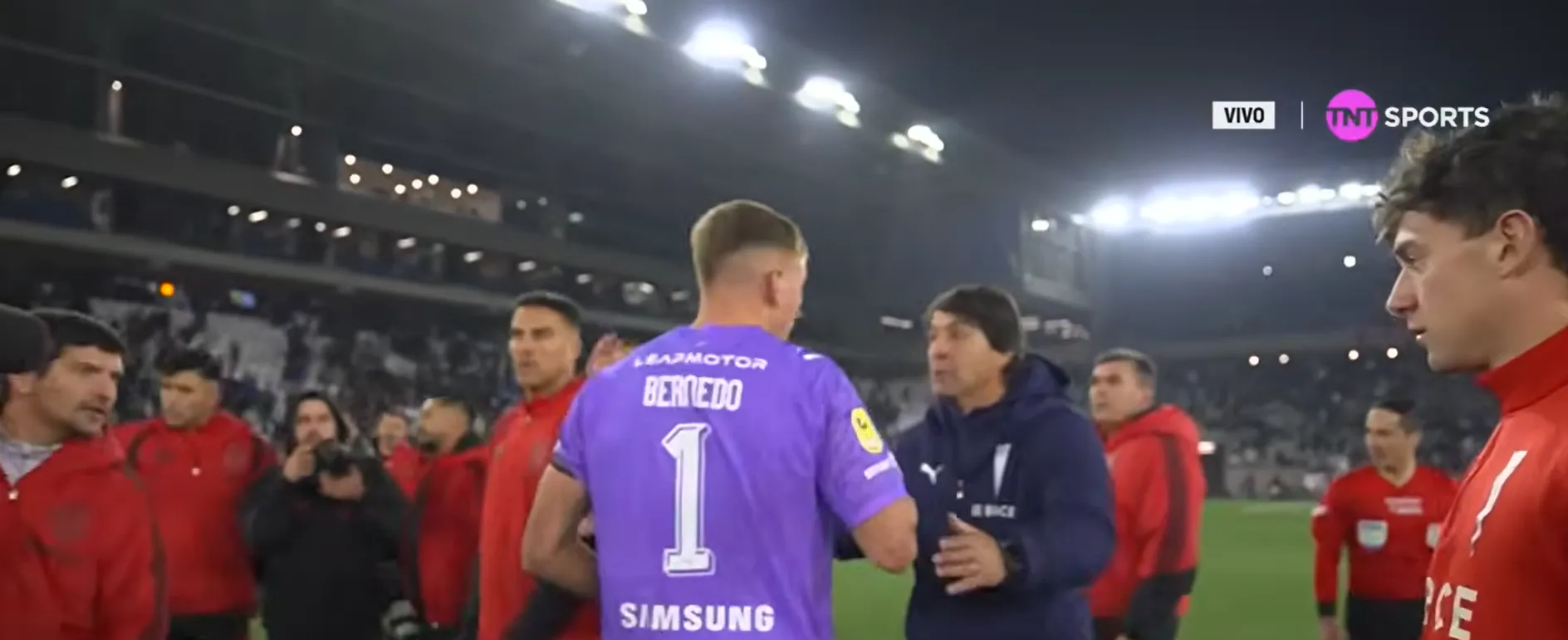 Daniel Garnero quiso frenar a Bernedo. Spoiler: no pudo. (Captura TNT Sports).