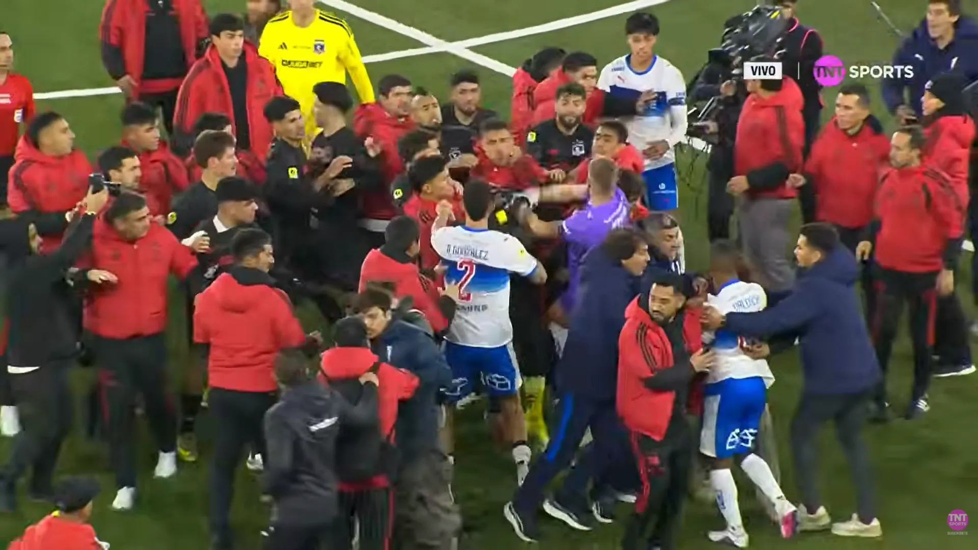 Un momento álgido de la pelea. (Captura TNT Sports).