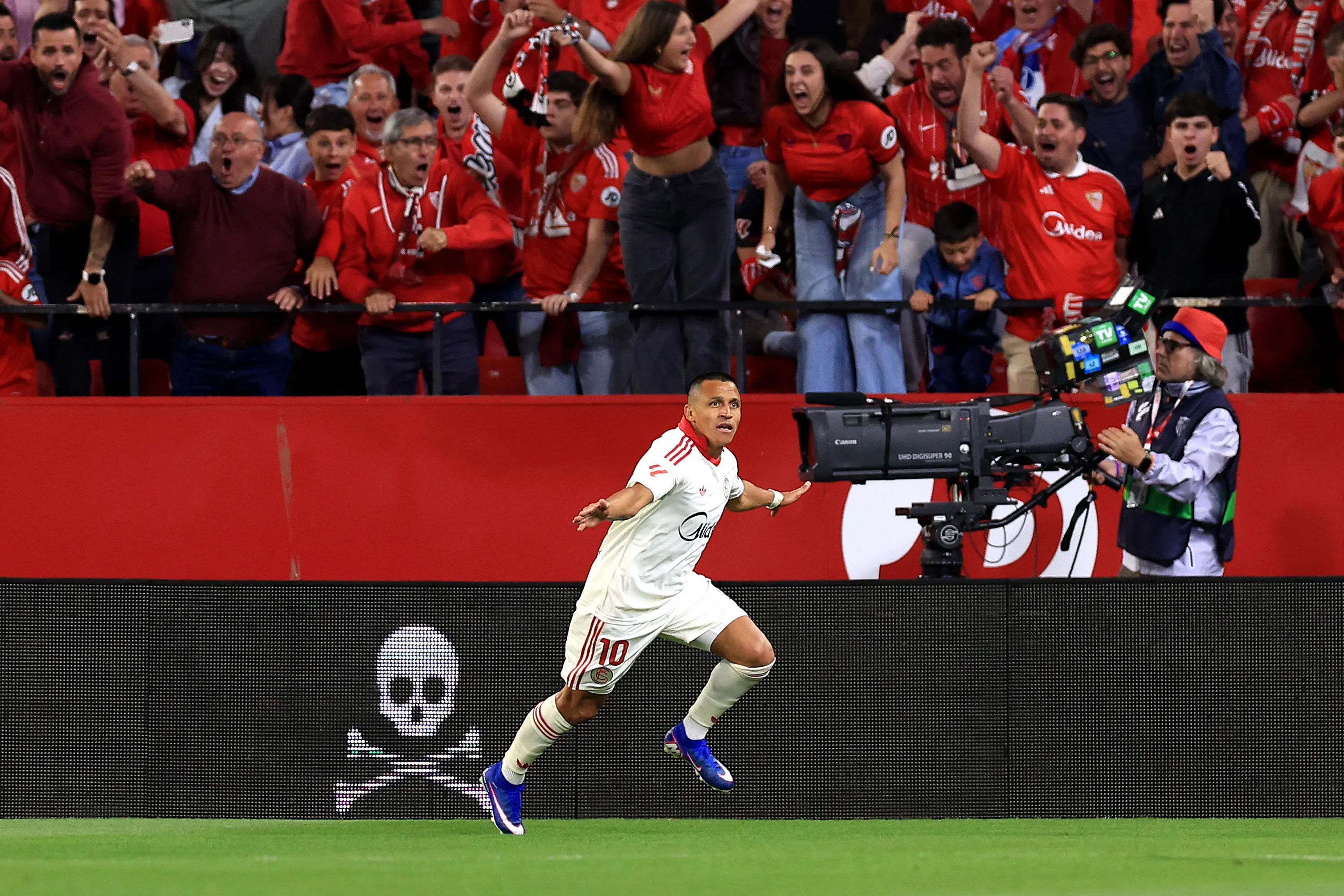Los hinchas del Sevilla ahora quieren que Alexis Sánchez se quede. Foto: Getty Images.