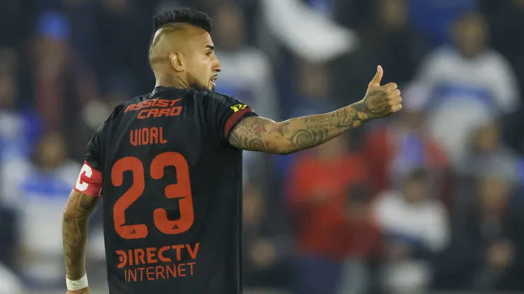 Arturo Vidal de igual manera celebró en el Claro Arena.