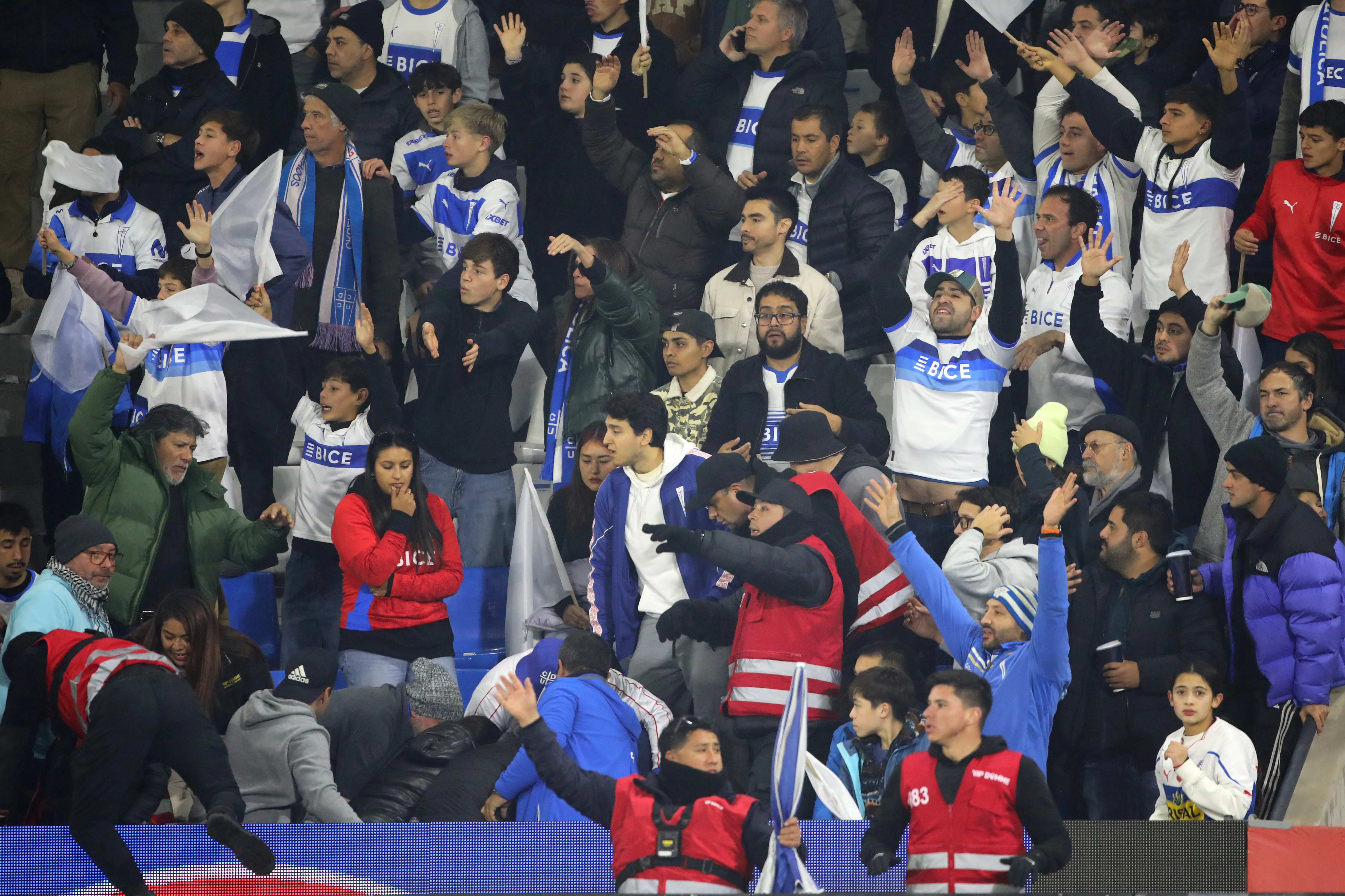 El lamentable incidente con un hincha de la UC en el Claro Arena. Foto: Jonnathan Oyarzun/Photosport