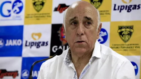 Actualizan el estado de don Nelson, hospitalizado en Santiago.