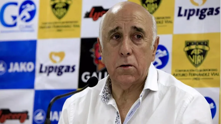 Actualizan el estado de don Nelson, hospitalizado en Santiago.