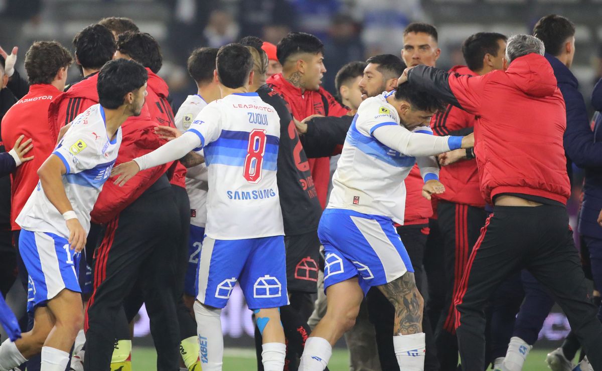Pelea entre Colo Colo y Católica: informe arbitral confirma expulsados y acusa a asistente