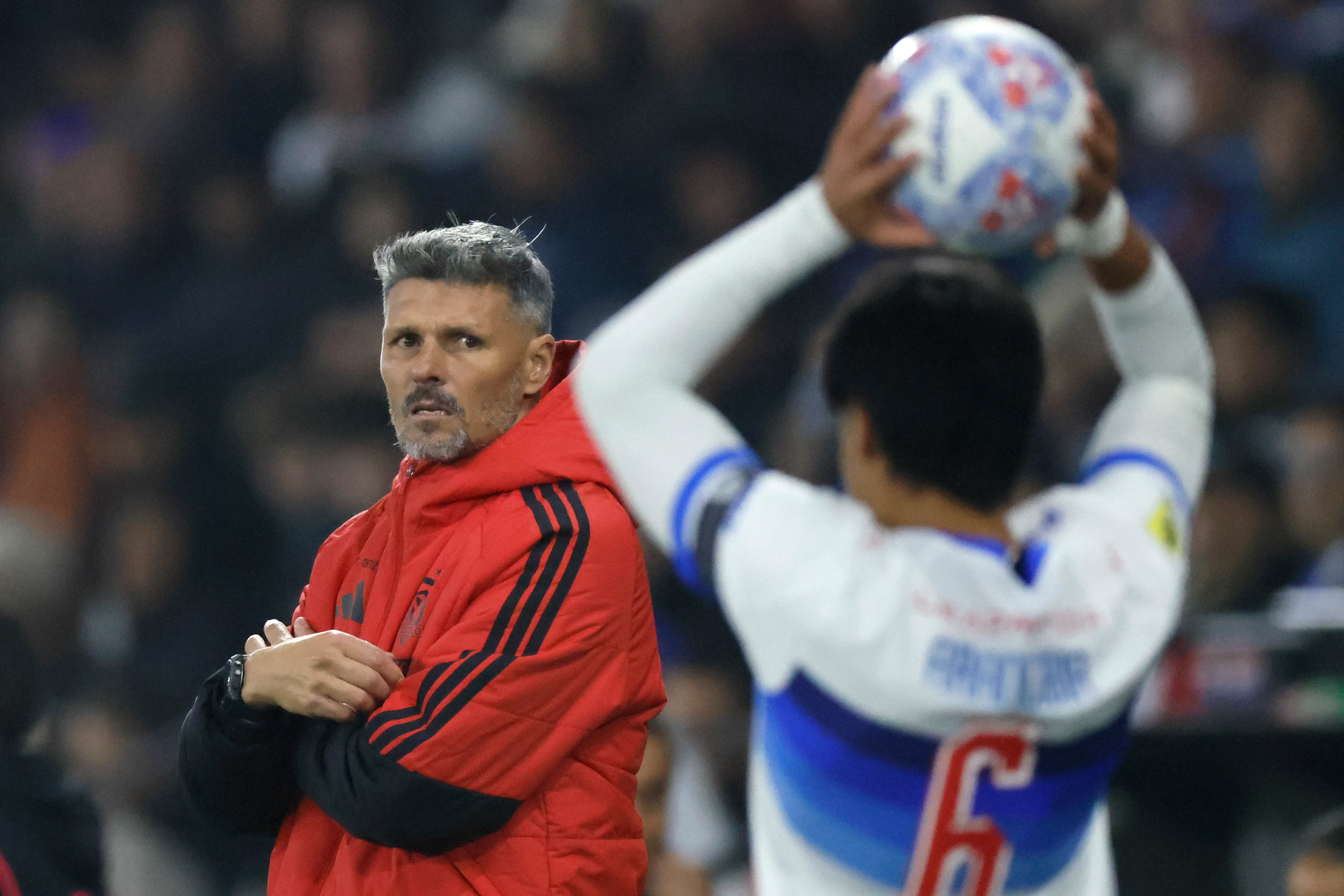 Fernando Ortiz ganó ante Católica su primer clásico como entrenador de Colo Colo. | Foto: Photosport.