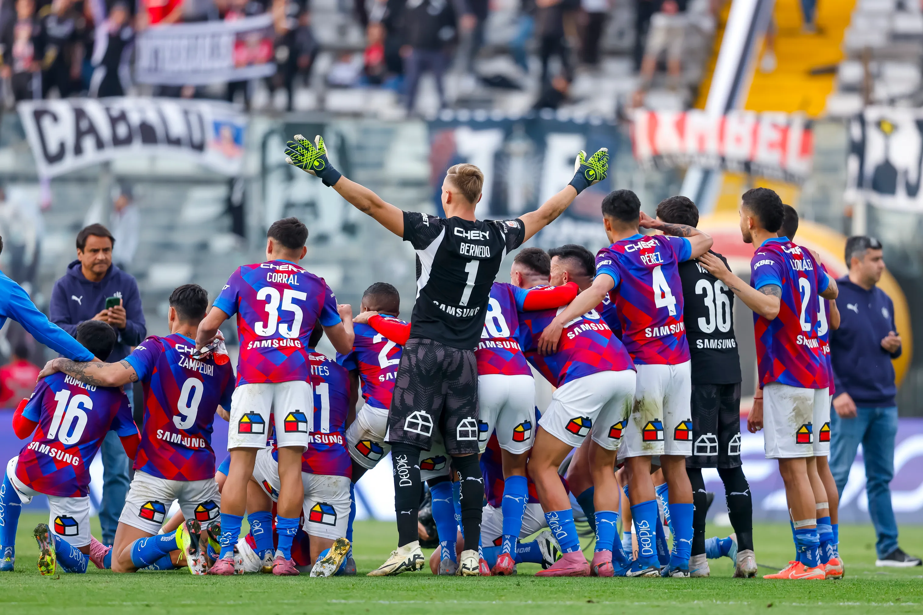 La foto a la que aludió Javier Correa en el Monumental. (Pepe Alvujar/Photosport).