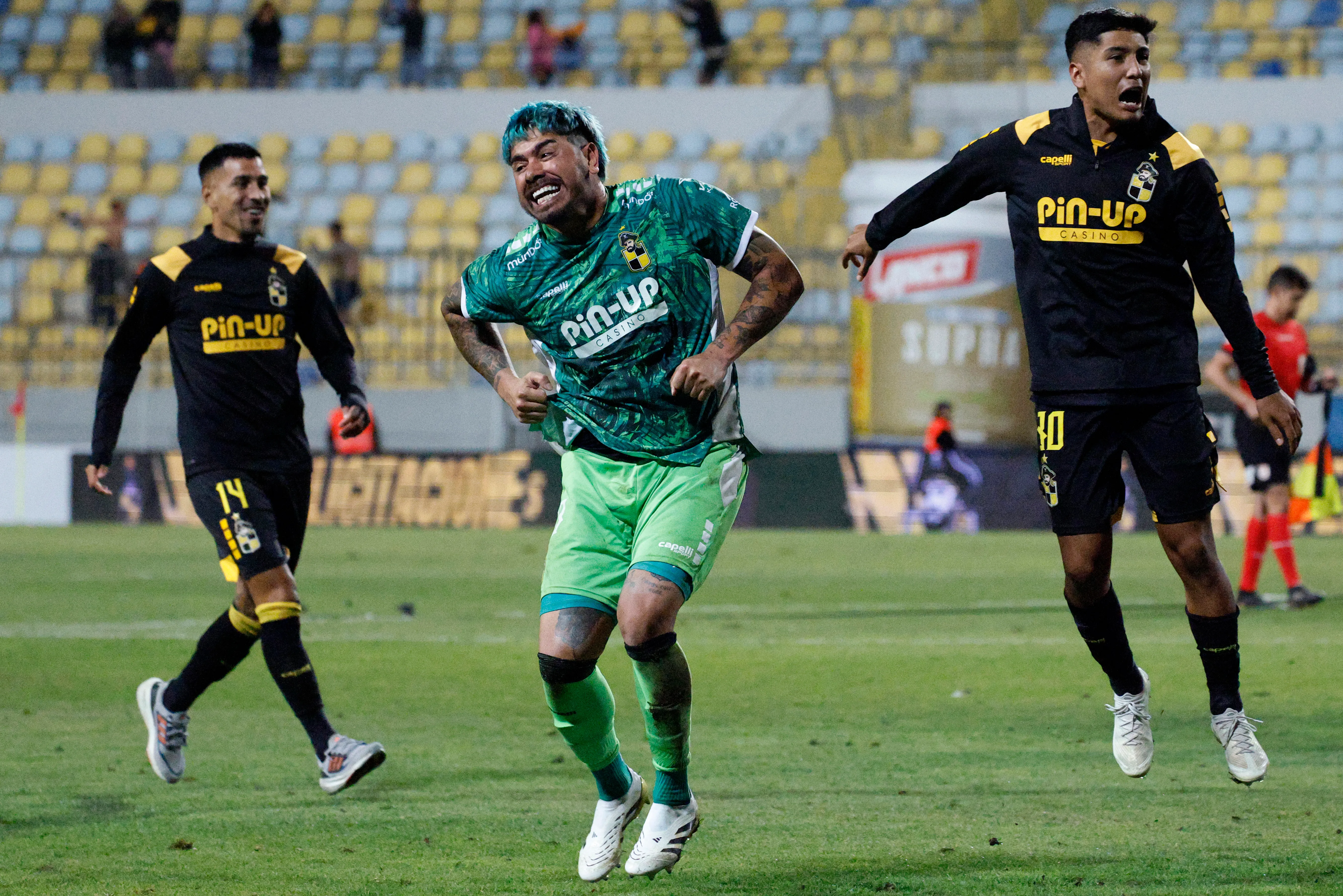 Diego Sánchez bailó así y a Juan Francisco Rossel no le gustó para nada. (Martin Thomas/Photosport).