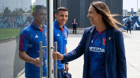 Cecilia Pérez le abre la puerta de la U a Alexis Sánchez.