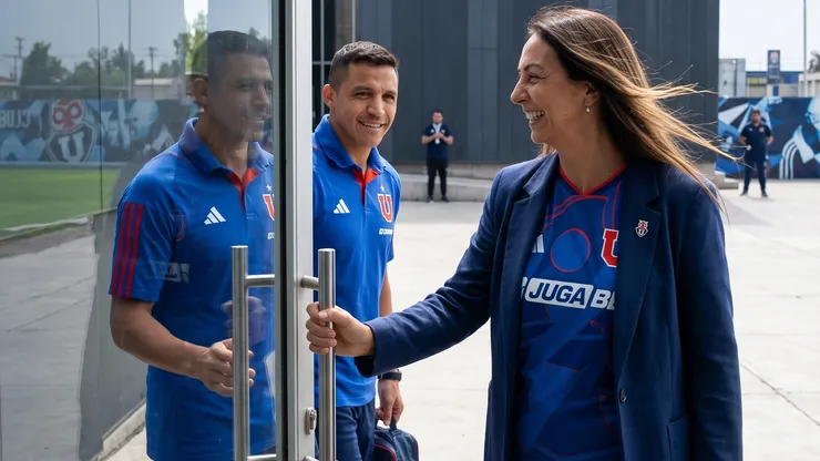 Cecilia Pérez le abre la puerta de la U a Alexis Sánchez.