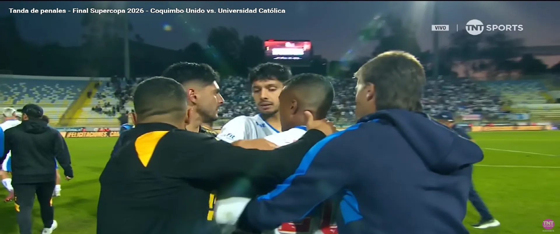 Guido Vadalá, Luis Riverosy Jimmy Martínez intentan contener a Valencia. (Captura TNT Sports).