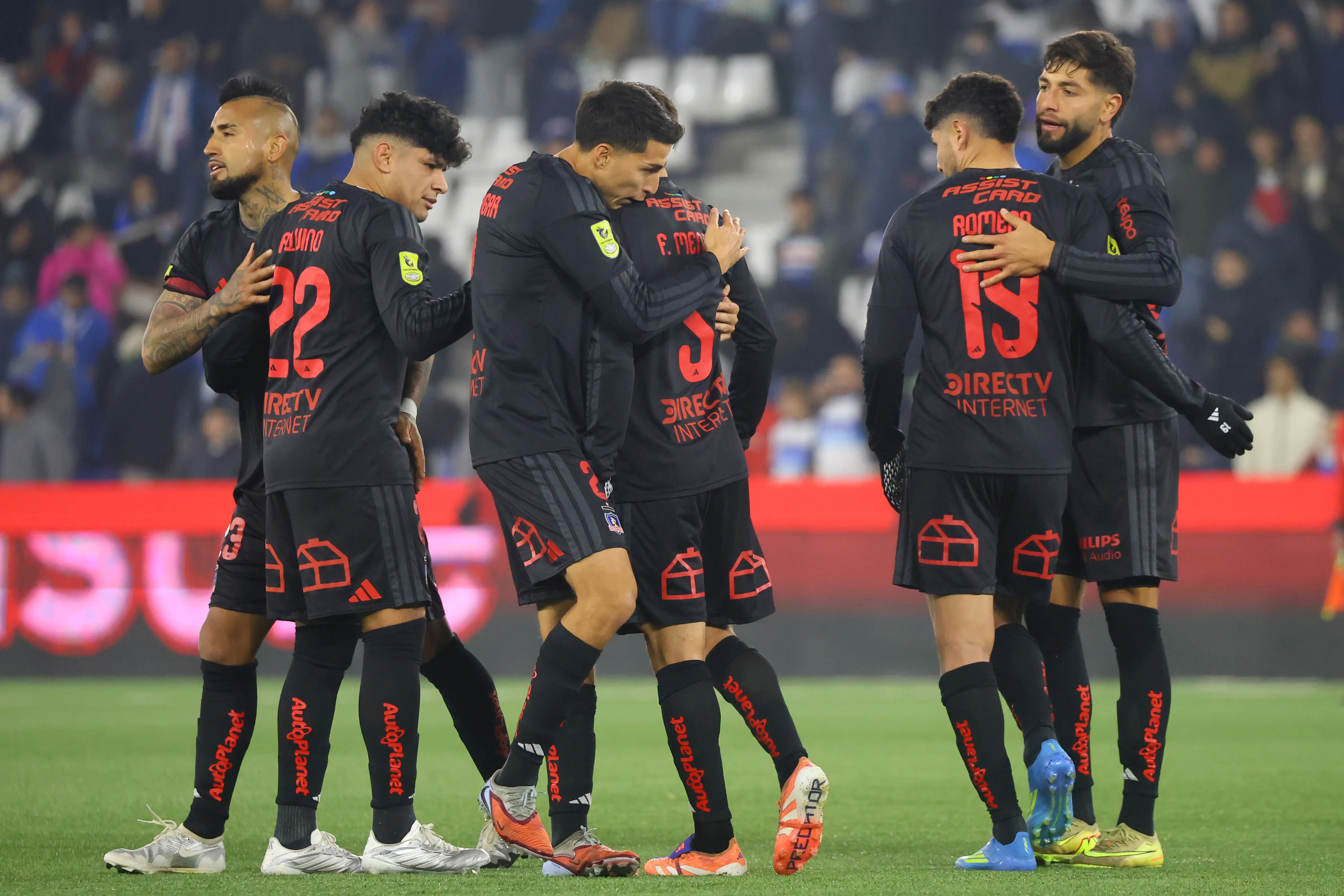 Colo Colo celebró ante la Católica en el Claro Arena. (Jonnathan Oyarzun/Photosport).