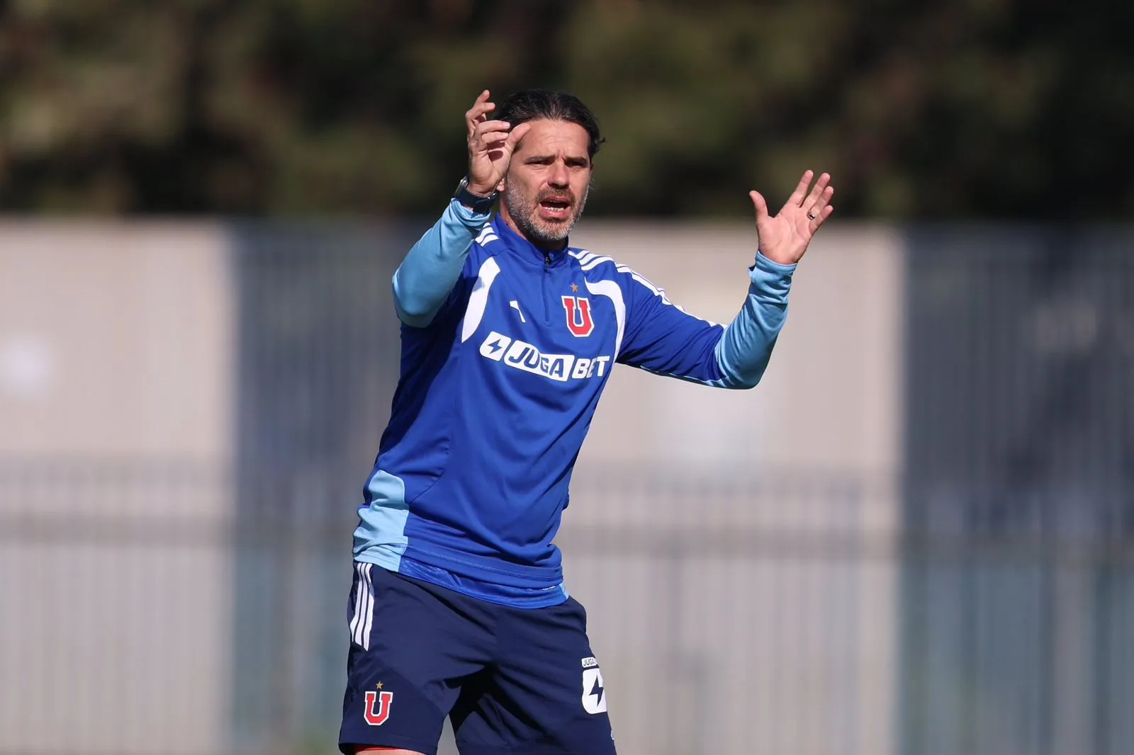 Fernando Gago se pone adelante de los jugadores de la U. Foto: U de Chile.