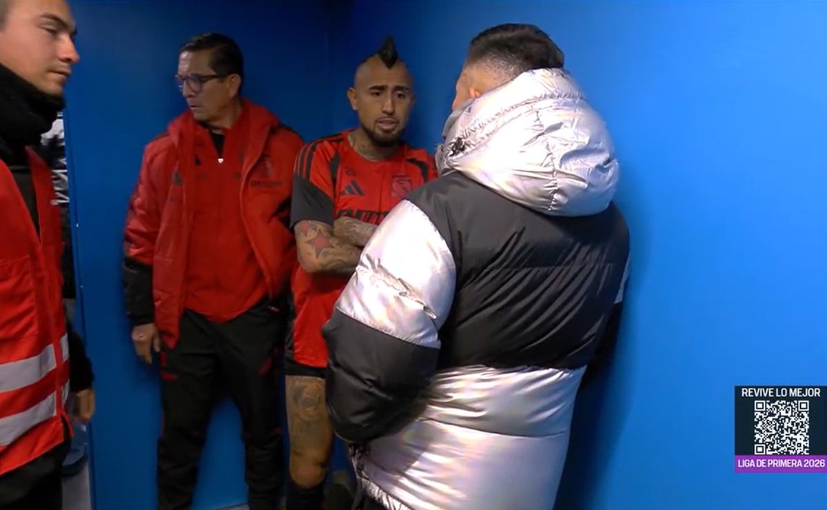 Amigos de mil batallas y rivales: el emotivo encuentro de Vidal y Medel en el clásico de Colo Colo y la UC