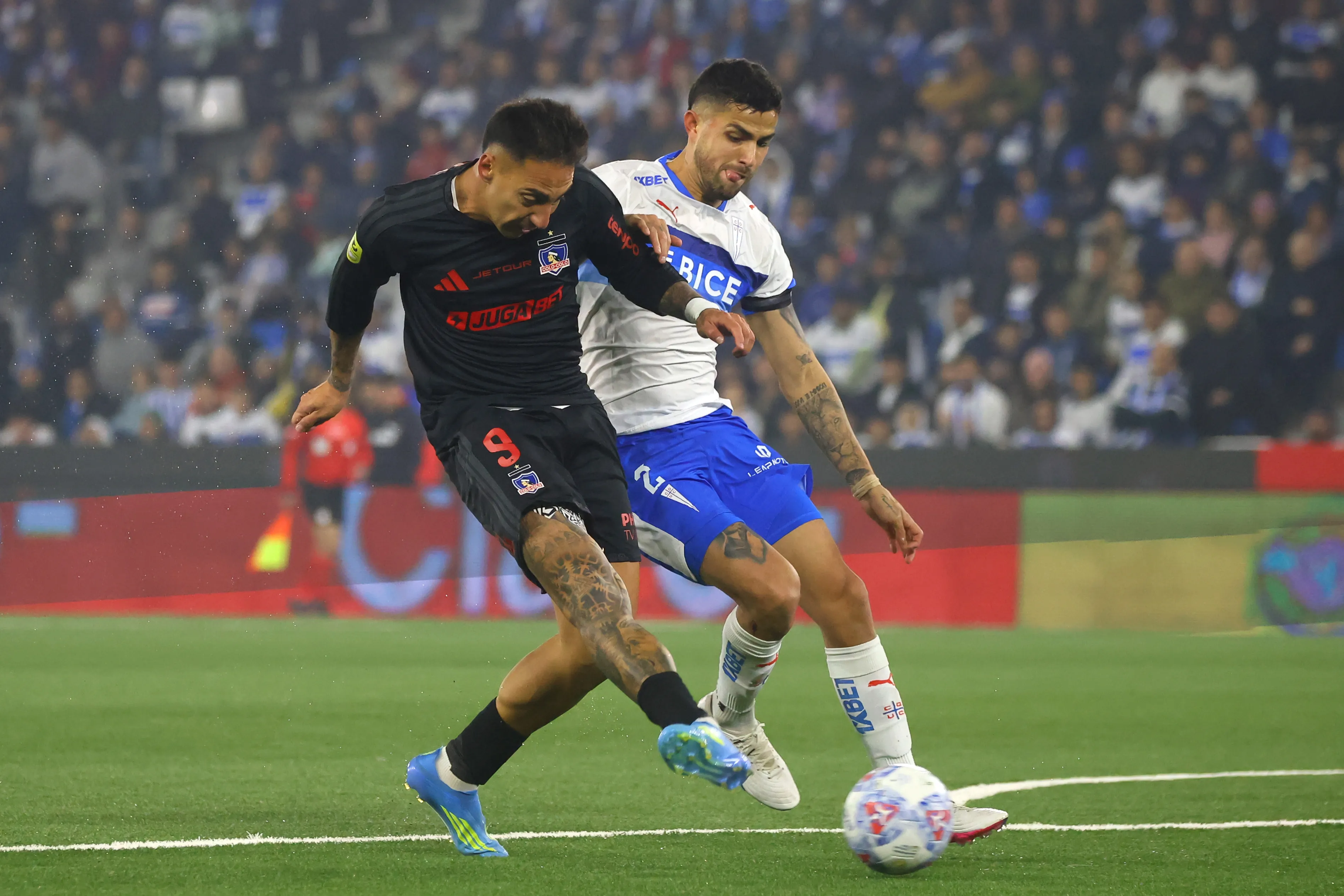 Javier Correa llegó a ocho goles con Colo Colo en esta Liga de Primera tras su doblete a la UC. | Foto: Photosport.