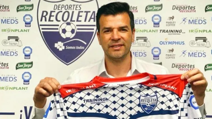 Sebastián González trabaja en Recoleta.