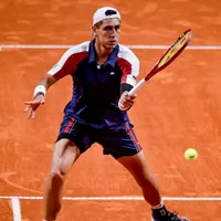 Tabilo enfrenta en Roland Garros a jugador que terminó lesionado