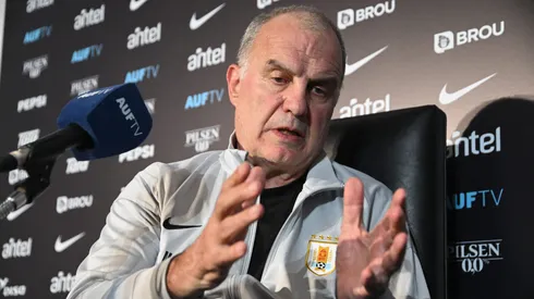 Marcelo Bielsa toma decisiones fuertes en Uruguay.