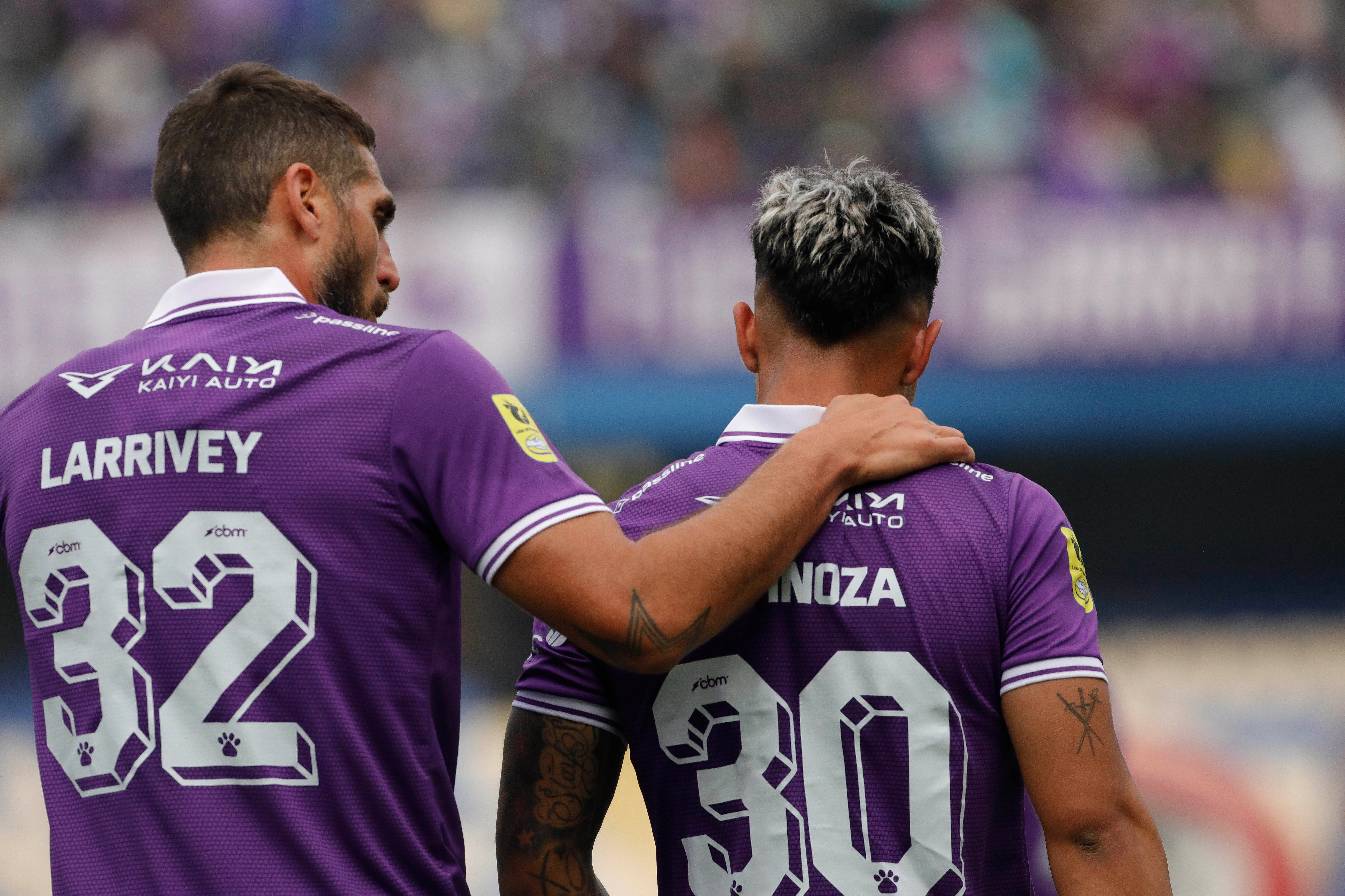 Joaquín Larrivey celebra junto a Ethan Espinoza en el Conce vs Huachipato. (Marco Vázquez/Photosport).