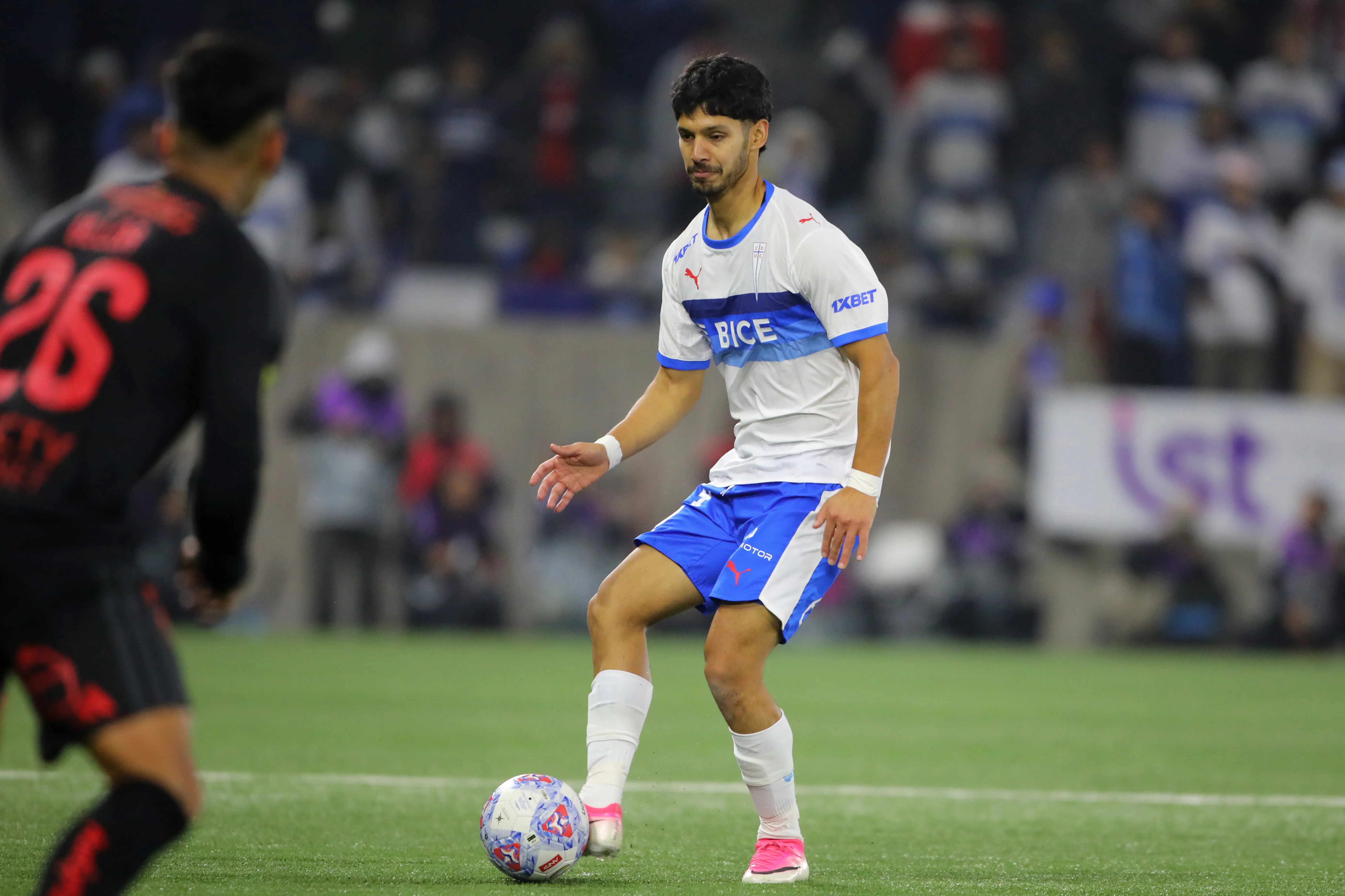 Jimmy Martínez ante Colo Colo en la derrota cruzada. (Jonnathan Oyarzun/Photosport)