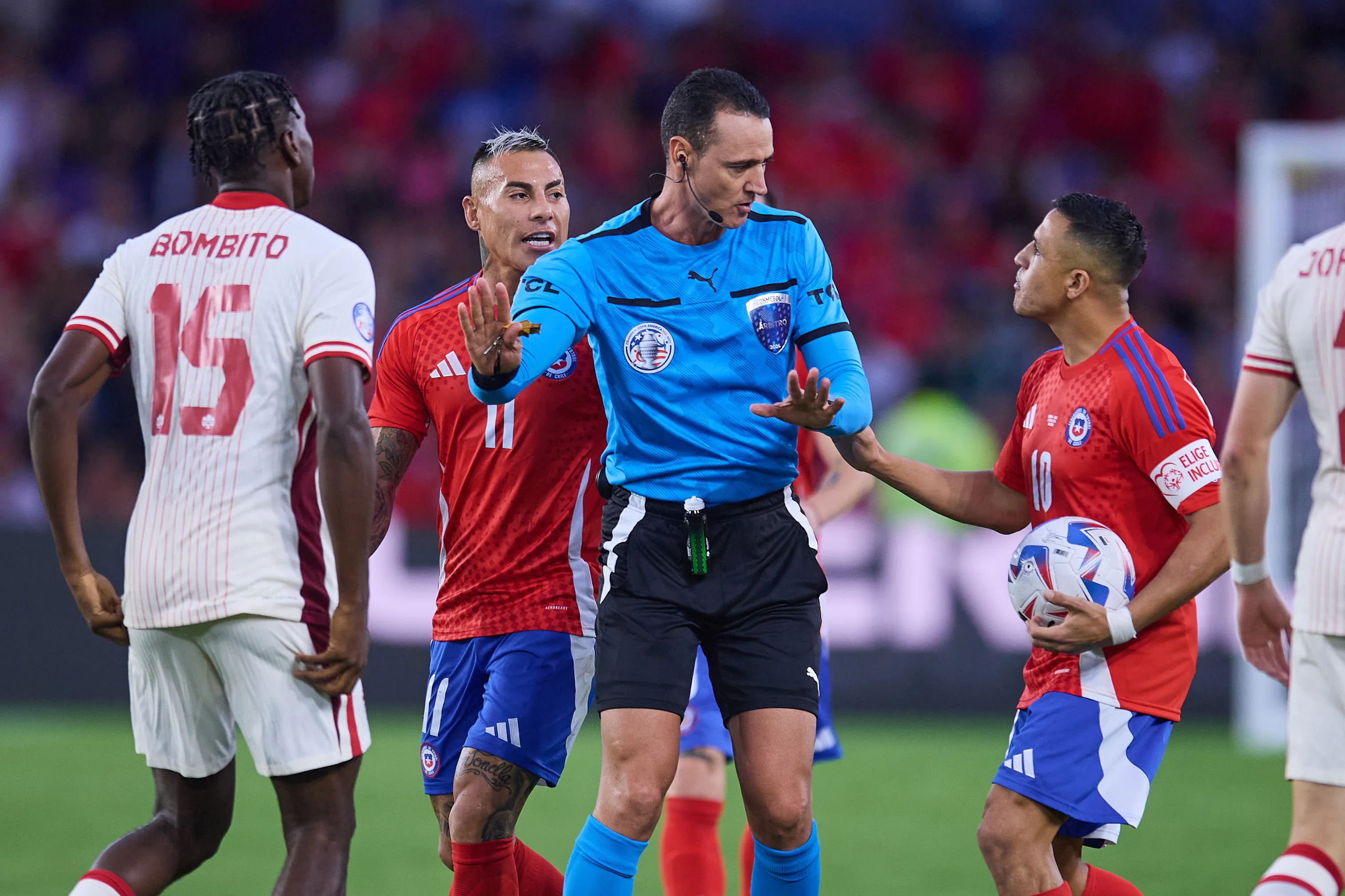 Alexis Sánchez le reclama a Wilmar Roldán. (Jose Miguel Melgarejo/Mexsport/Photosport).