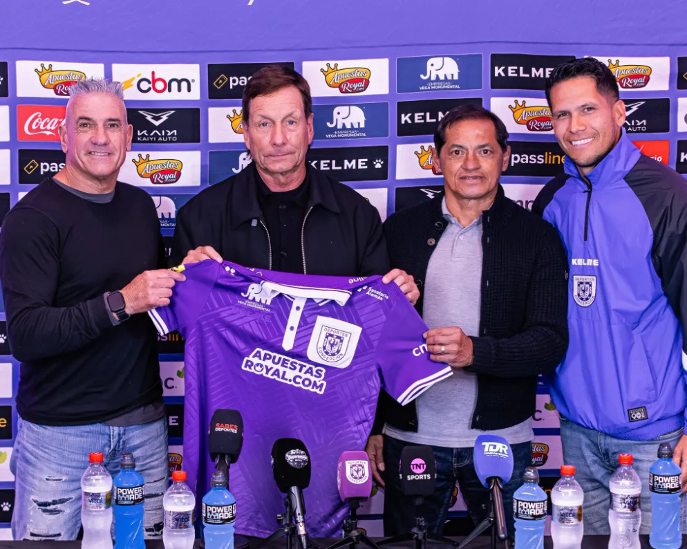 Fernando Díaz junto a la Vieja Reinoso y Aiderson Abreu en su presentación. (Foto: Deportes Concepción).