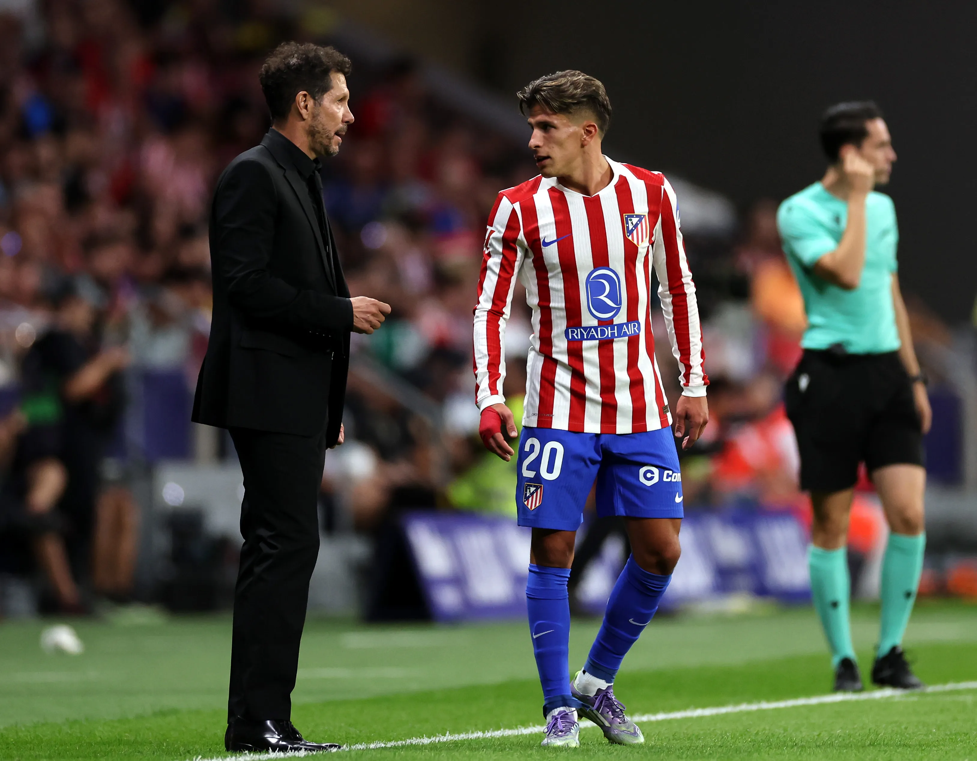 Diego Simeone le da indicaciones a su hijo Giuliano en el Atlético Madrid. (Florencia Tan Jun/Getty Images).
