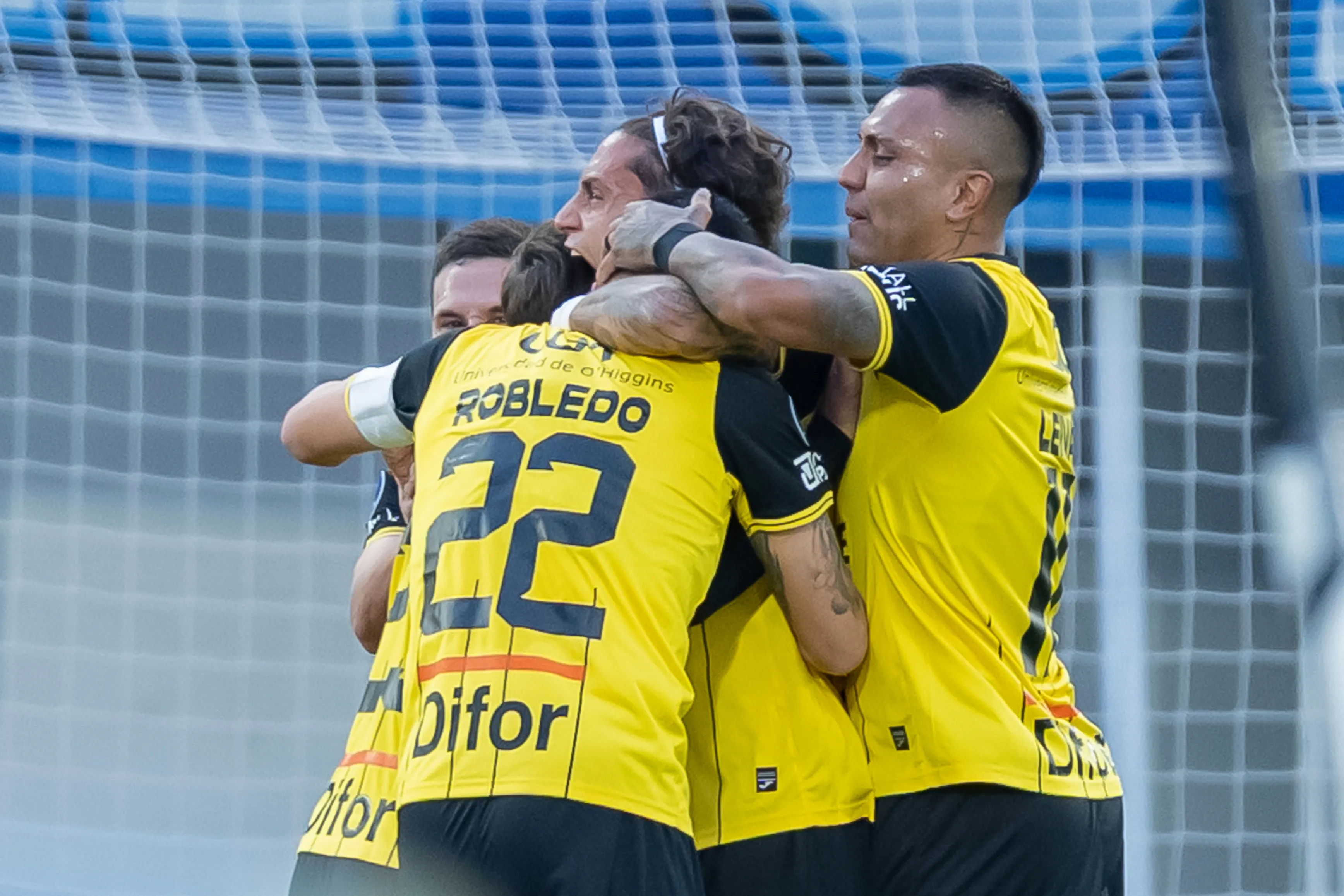 Juan Leiva y Martín Sarrafiore celebran el gol de Alan Robledo. (Leonardo Castaneda/VizzorImage/Photosport)