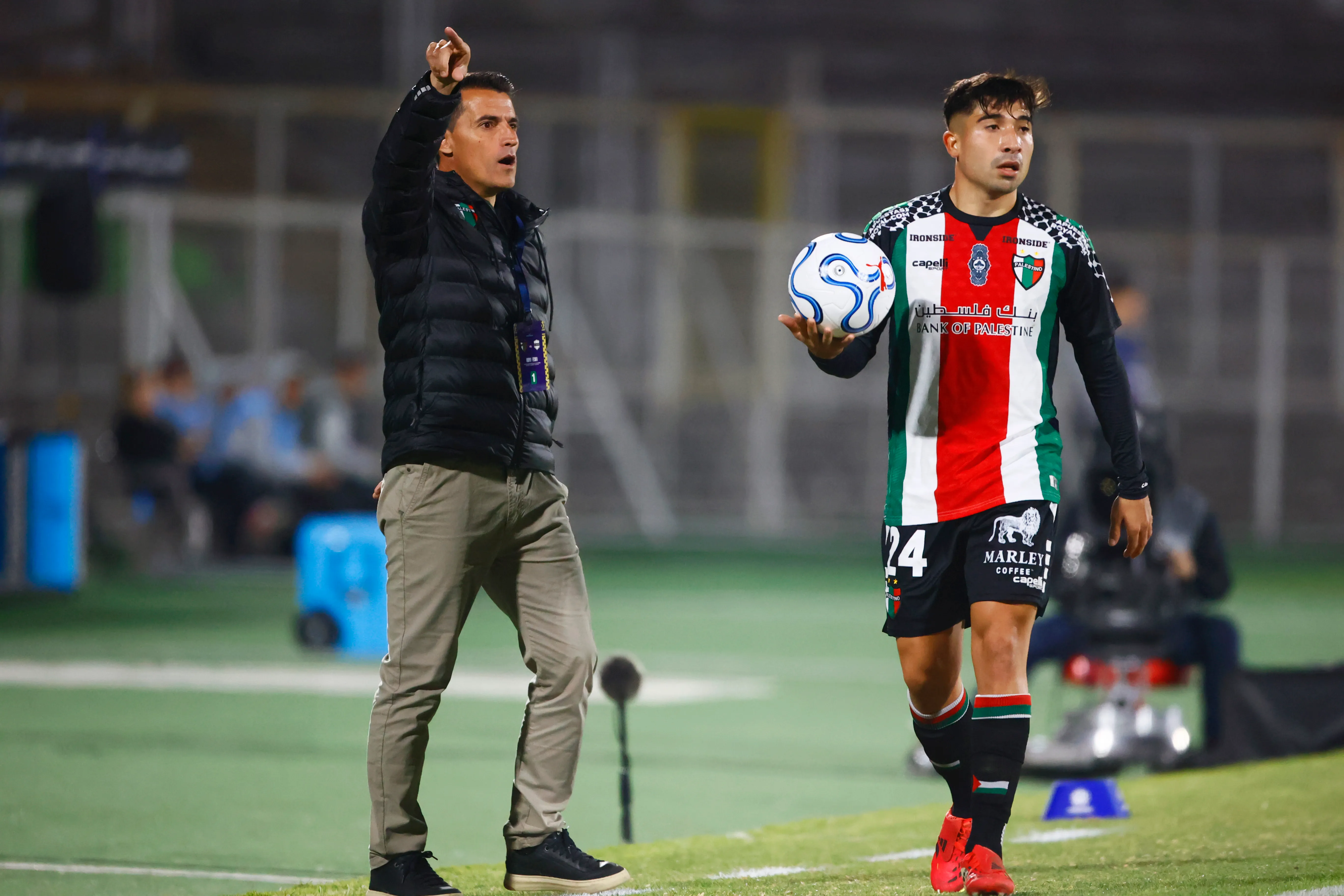 Farré da indicaciones mientras Dilan Salgado saca un lateral. El “24” fue expulsado. (Dragomir Yankovic/Photosport).
