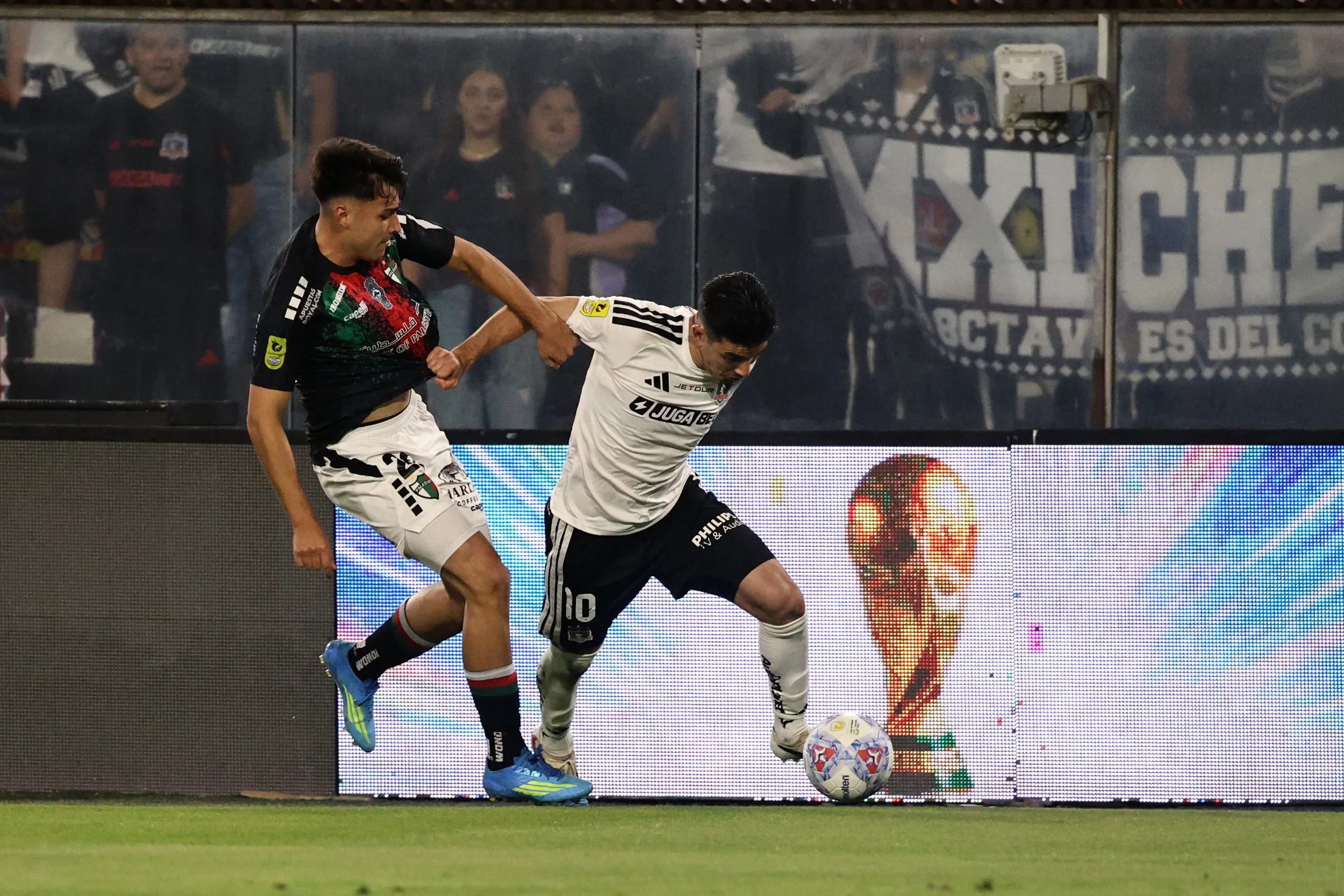Ian Garguez marca a Lautaro Pastrán de Colo Colo. (Diego Martin/Photosport).