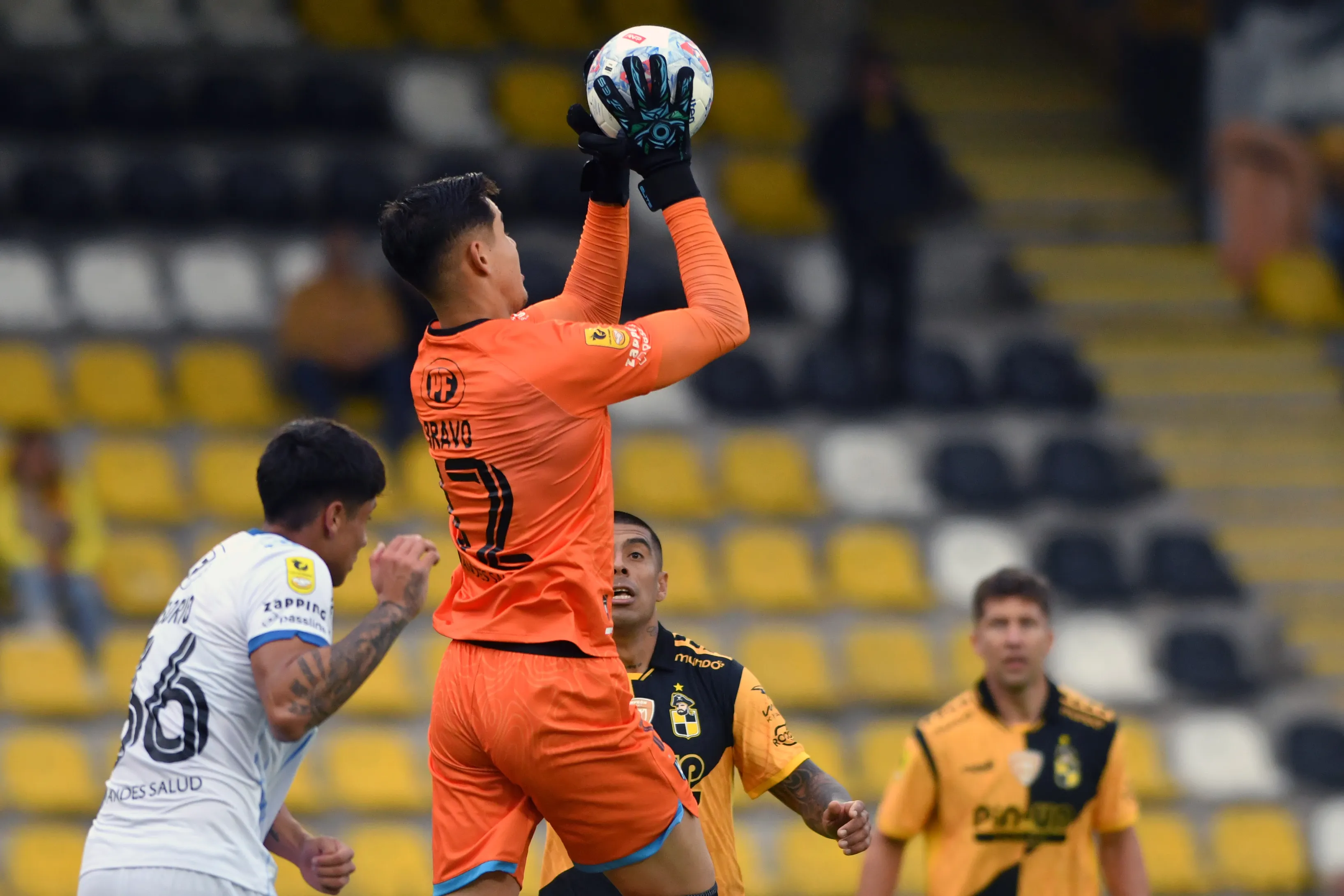 Christian Bravo en acción frente a Coquimbo Unido. Suma 11 partidos en el Huachi, donde recibió 13 goles y dejó el arco invicto tres veces. (Alejandro Pizarro Ubilla/Photosport