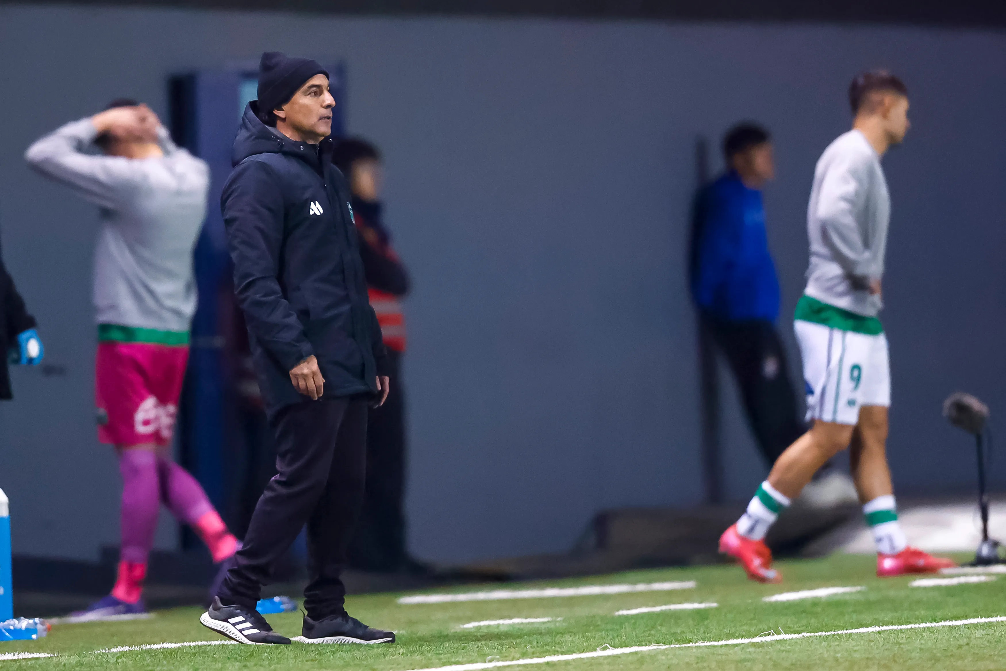Esteban Valencia en su rol de DT de Deportes Temuco. (Pepe Alvujar/Photosport).