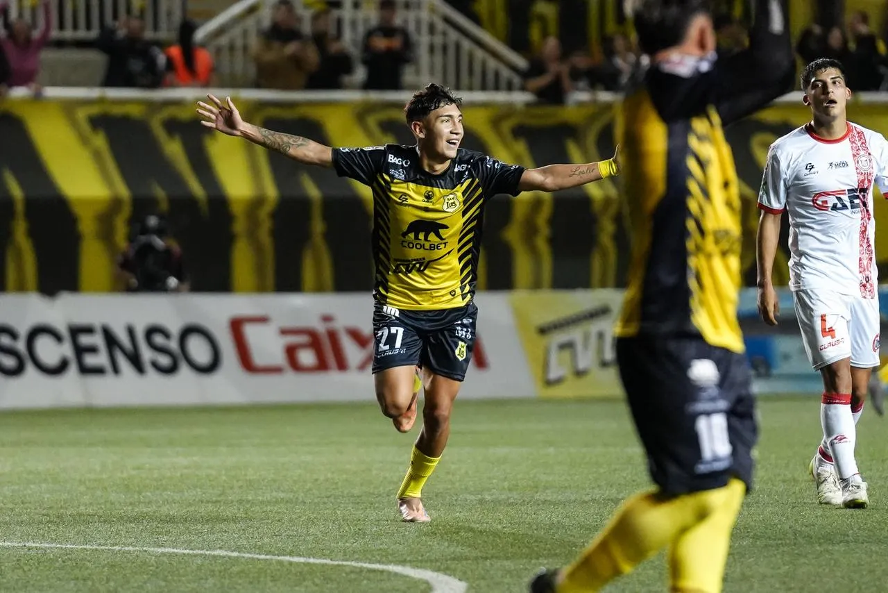 Gamal Plaza festeja ante el Uní-Uní. (Foto: San Luis de Quillota).