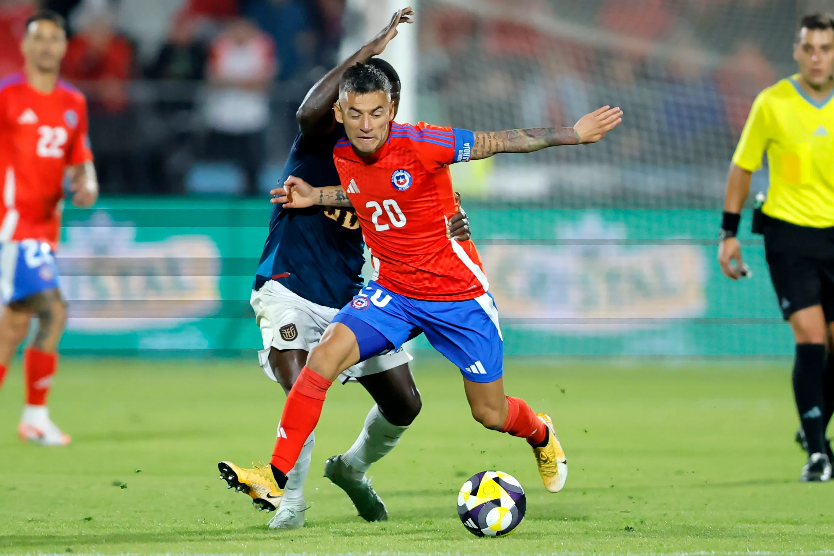 Charles Aránguiz vs Ecuador en las Eliminatorias rumbo al Mundial 2026. (Javier Torres/Photosport).