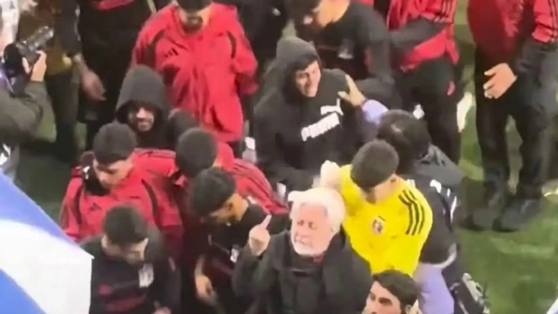 El gesto de Eduardo Loyola contra la hinchada de U. Católica en el clásico | Photosport