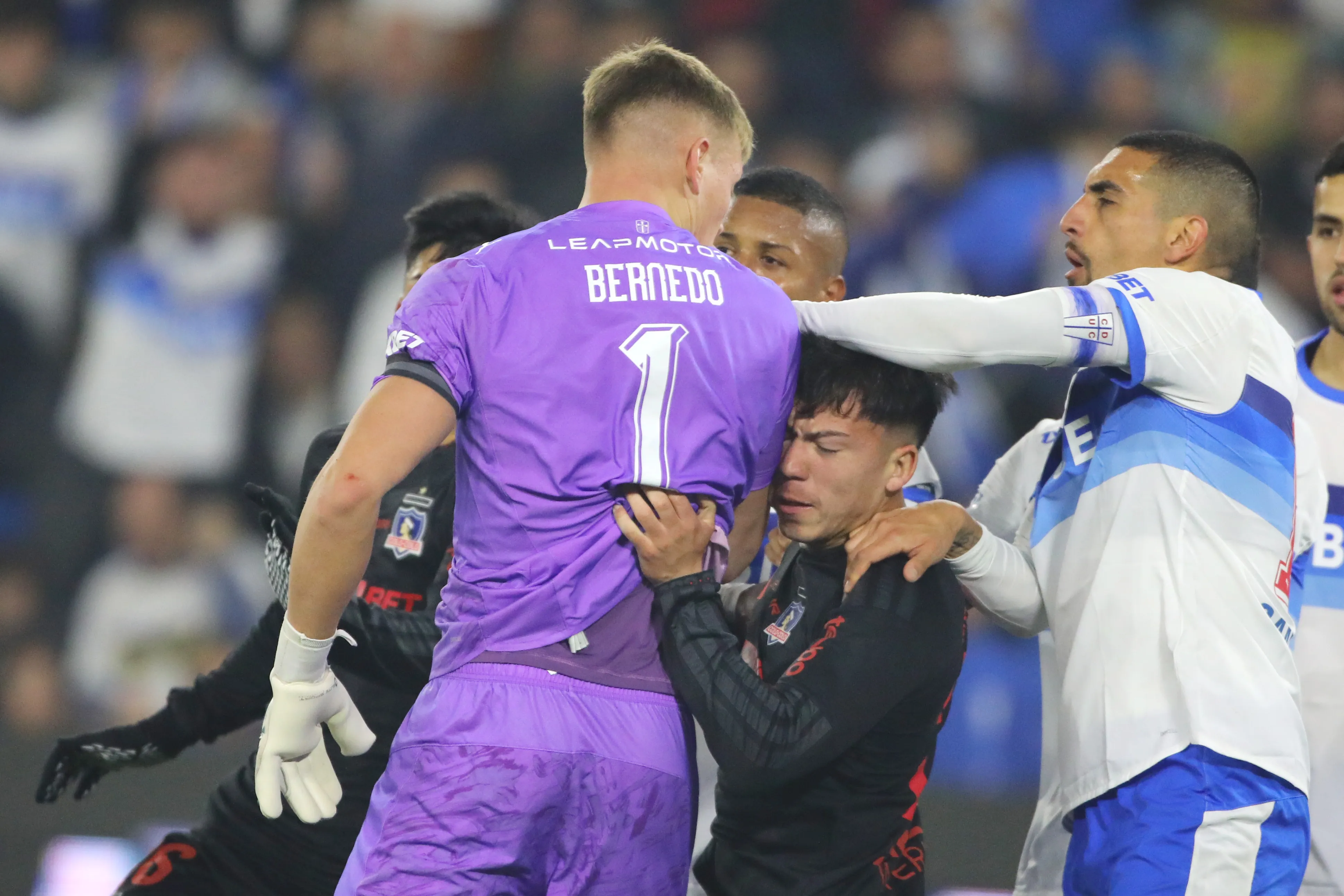 Vicente Bernedo y Leandro Hernández tuvieron un duelo aparte en el último clásico entre Católica y Colo Colo. | Foto: Photosport.